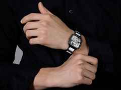 Rado True Square Open Heart Diamonds Automatik Keramik 38mm schwarzes Zifferblatt schwarzes Keramikband limitiert – Herrenuhren Uhr ohne Datum aus Keramik und Titan. Das Gehäuse ist quadratisch und schwarz. Das Keramikarmband ist schwarz. Das Zifferblatt ist skelettiert und schwarz. – Ansicht 6