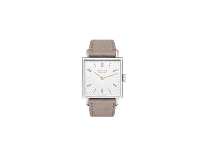 Nomos Glashütte Tetra 27 Duo Doré Handaufzug Edelstahl 27mm weißes Zifferblatt beiges Lederband Glasboden – Damenuhren Uhr ohne Datum aus Edelstahl und Leder. Das Gehäuse ist quadratisch und silber. Das Lederarmband ist beige. Das Zifferblatt ist arabisch Index und weiß.