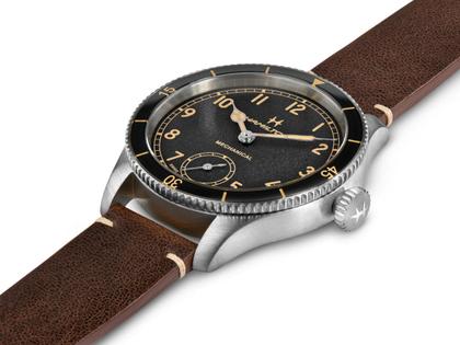 Hamilton Khaki Aviation Pilot Pioneer Mechanical Handaufzug Edelstahl 43mm schwarzes Zifferblatt braunes Lederband – Herrenuhren Uhr ohne Datum aus Edelstahl und Leder. Das Gehäuse ist rund und silber. Das Lederarmband ist braun. Das Zifferblatt ist arabisch und schwarz. – Ansicht 3