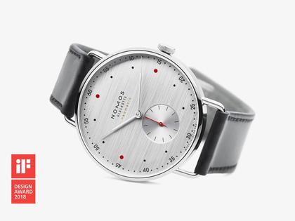 Nomos Glashütte Metro neomatik 39 Silvercut Automatik Edelstahl 39mm silberfarbenes Zifferblatt schwarzes Lederband – Herrenuhren Uhr ohne Datum aus Edelstahl. Das Gehäuse ist rund und silber. Das Lederarmband ist schwarz. Das Zifferblatt ist arabisch Index und silber. – Ansicht 2