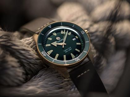 Rado Captain Cook Bronze grün Lederband – Herrenuhren Uhr mit Datum aus Bronze und Keramik. Das Gehäuse ist rund und roségold. Das Lederarmband ist grün. Das Zifferblatt ist ein Index in grün. – Ansicht 6
