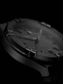 Maurice Lacroix Aikon Automatik Edelstahl Schwarz-PVD 42mm schwarzes Zifferblatt schwarzes Lederband – Herrenuhren Uhr mit Datum aus Edelstahl und PVD beschichtet. Das Gehäuse ist rund und schwarz. Das Lederarmband ist schwarz. Das Zifferblatt ist ein Index in schwarz. – Ansicht 3