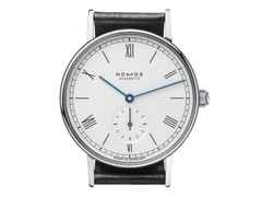 Nomos Glashütte Ludwig 35 Handaufzug Edelstahl weißes Zifferblatt Metallband Stahlboden – Herrenuhren Uhr ohne Datum aus Edelstahl und Leder. Das Gehäuse ist rund und silber. Das Edelstahlarmband ist silber. Das Zifferblatt ist römisch Index und silber. – Ansicht 2