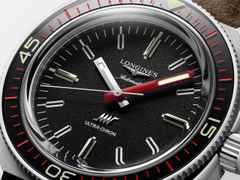 Longines Ultra-Chron Automatik Edelstahl 43mm schwarzes Zifferblatt braunes Lederband – Herrenuhren Uhr ohne Datum aus Edelstahl, Keramik und Leder. Das Gehäuse ist rund und silber. Das Lederarmband ist braun. Das Zifferblatt ist ein Index in schwarz. – Ansicht 2