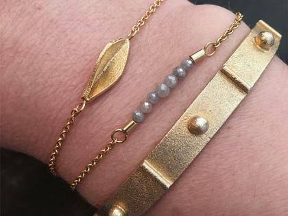 Heiring Blatt Mini Armband Silber vergoldet – Armschmuck Armband in gelbgold und aus 925 Silber und PVD beschichtet. – Ansicht 2