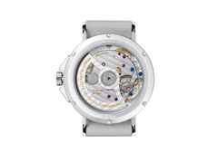 Nomos Glashütte Ahoi neomatik Signalrot Automatik Edelstahl 36mm rotes Zifferblatt graues Textilband – Damenuhren Uhr ohne Datum aus Edelstahl. Das Gehäuse ist rund und silber. Das Textilarmband ist grau. Das Zifferblatt ist arabisch Index und rot. – Ansicht 3