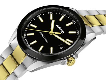 Rado HyperChrome Quarz Edelstahl 41,5mm schwarzes Zifferblatt zweifarbiges Metallband – Herrenuhren Uhr mit Datum aus Edelstahl, Keramik und PVD beschichtet. Das Gehäuse ist rund und silber. Das Edelstahlarmband mit Gold ist silber-gelbgold. Das Zifferblatt ist ein Index in schwarz. – Ansicht 2