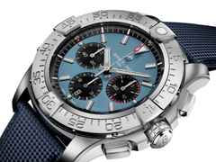 Breitling Super Avenger B01 Chronograph 46 Automatik Titan blaues Zifferblatt blaues Lederband – Herrenuhren Chronograph aus Titan. Das Gehäuse ist rund und grau. Das Lederarmband ist blau. Das Zifferblatt ist ein Index in blau. – Ansicht 2
