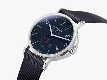 Nomos Glashütte Ahoi neomatik 38 Datum Atlantik Automatik Edelstahl dunkelblaues Zifferblatt dunkelblaues Textilband Glasboden – Herrenuhren Uhr mit Datum aus Edelstahl. Das Gehäuse ist rund und silber. Das Textilarmband ist blau. Das Zifferblatt ist arabisch Index und blau. – Ansicht 3