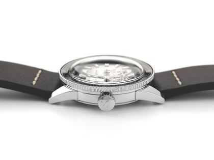 Rado Captain Cook Over-Pole Limited Edition Handaufzug Edelstahl 37 mm graues Zifferblatt Lederarmband R32116158 Full Set Occasion Neu – Herrenuhren Uhr mit Datum aus Edelstahl und Keramik. Das Gehäuse ist rund und silber. Das Lederarmband ist braun. Das Zifferblatt ist ein Index in grau. – Ansicht 3