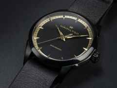 Hamilton Jazzmaster Auto Edelstahl PVD-Schwarz 36mm schwarzes Zifferblatt schwarzes Lederband – Herrenuhren Uhr ohne Datum aus Edelstahl, Leder und PVD beschichtet. Das Gehäuse ist rund und schwarz. Das Lederarmband ist schwarz. Das Zifferblatt ist ein Index in schwarz. – Ansicht 5