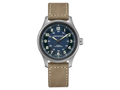 Hamilton Khaki Field Titanium Auto Titan 42mm blaues Zifferblatt braunes Lederband – Herrenuhren Uhr ohne Datum aus Leder und Titan. Das Gehäuse ist rund und silber. Das Lederarmband ist beige. Das Zifferblatt ist arabisch und blau.
