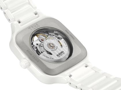 Rado True Square Open Heart Automatik Keramik 38mm weißes Zifferblatt weißes Keramikband – Herrenuhren Uhr ohne Datum aus Keramik, rhodiniert und Titan. Das Gehäuse ist quadratisch und weiß. Das Keramikarmband ist weiß. Das Zifferblatt ist skelettiert und weiß. – Ansicht 4