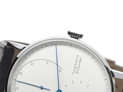 Nomos Glashütte Lambda 42 Handaufzug Weißgold 42mm weißes Zifferblatt schwarzes Lederband – Herrenuhren Uhr ohne Datum aus 750 Weißgold und Leder. Das Gehäuse ist rund und silber. Das Lederarmband ist schwarz. Das Zifferblatt ist ein Index in weiß. – Ansicht 3