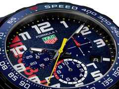 TAG Heuer Formula 1 Chronograph X Oracle RedBull Racing Limited Edition Quarz Edelstahl 43mm Schwarz-DLC blaues Zifferblatt blaues Kautschukband – Herrenuhren Chronograph aus DLC beschichtet, Edelstahl und Keramik. Das Gehäuse ist rund und schwarz. Das Kautschuk / Kunststoff / Silikon Armband ist blau. Das Zifferblatt ist arabisch Index und blau. – Ansicht 5