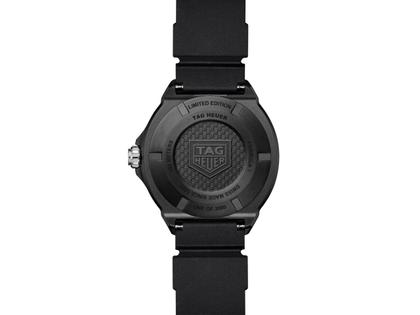 TAG Heuer Formula 1 Solargraph Quarz Kunststoff 38mm schwarzes Zifferblatt schwarzes Kautschukband – Herrenuhren Uhr mit Datum aus Edelstahl und Kunststoff. Das Gehäuse ist rund und schwarz. Das Kautschuk / Kunststoff / Silikon Armband ist schwarz. Das Zifferblatt ist ein Index in schwarz. – Ansicht 2