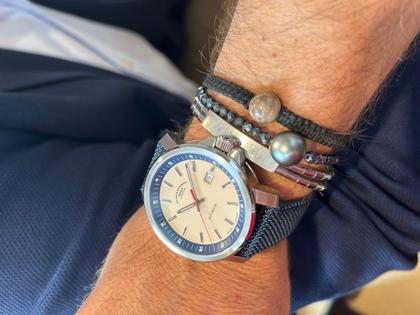 Mühle Glashütte 29er Big Sand Automatik Edelstahl 42,4mm beiges Zifferblatt nautikblaues Canvasband – Herrenuhren Uhr mit Datum aus Edelstahl und Leder. Das Gehäuse ist rund und silber. Das Textilarmband ist blau. Das Zifferblatt ist ein Index in beige. – Ansicht 3