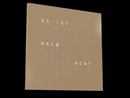 Qlocktwo Earth 45 Hazelnut Monochrome Edition – Großuhren Wanduhr aus . Das Gehäuse ist quadratisch und weiß. Das Zifferblatt ist digital und grau. – Ansicht 2