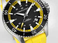 Hamilton Khaki Navy Scuba Auto Edelstahl 40mm schwarzes Zifferblatt gelbes Kautschukband – Herrenuhren Uhr mit Datum aus Edelstahl und Kautschuk. Das Gehäuse ist rund und silber. Das Kautschuk / Kunststoff / Silikon Armband ist gelb. Das Zifferblatt ist arabisch Index und schwarz. – Ansicht 5