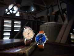MeisterSinger Bell Hora Edelstahl blaues Zifferblatt braunes Lederband – Herrenuhren Uhr ohne Datum aus Edelstahl. Das Gehäuse ist rund und silber. Das Lederarmband ist braun. Das Zifferblatt ist arabisch und blau. – Ansicht 3