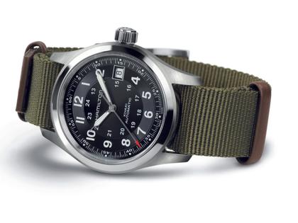 Hamilton Khaki Field Call of Duty Automatik Edelstahl 38mm schwarzes Zifferblatt olivgrünes Textilband Limited Edition – Herrenuhren Uhr mit Datum aus Edelstahl und Leder. Das Gehäuse ist rund und silber. Das Textilarmband ist grün. Das Zifferblatt ist arabisch und schwarz. – Ansicht 2