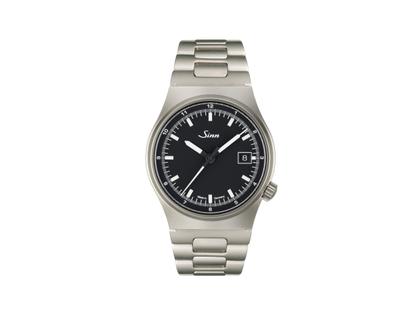 Sinn Spezialuhren 544 Automatik Edelstahl 38,5mm schwarzes Zifferblatt Metallband – Herrenuhren Uhr mit Datum aus Edelstahl. Das Gehäuse ist rund und silber. Das Edelstahlarmband ist silber. Das Zifferblatt ist ein Index in schwarz.