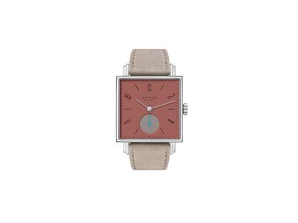 Nomos Glashütte Tetra Origins Terra Handaufzug Edelstahl 29,5mm rotes Zifferblatt graues Lederband Glasboden – Damenuhren Uhr ohne Datum aus Edelstahl und Leder. Das Gehäuse ist quadratisch und silber. Das Lederarmband ist grau. Das Zifferblatt ist arabisch Index und rot.