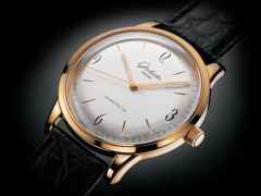Glashütte Original Sixties Automatik Roségold 39mm silberfarbenes Zifferblatt schwarzes Lederband – Herrenuhren Uhr ohne Datum aus 750 Rotgold. Das Gehäuse ist rund und roségold. Das Lederarmband Kroko / Alligator ist schwarz. Das Zifferblatt ist arabisch Index und silber. – Ansicht 4