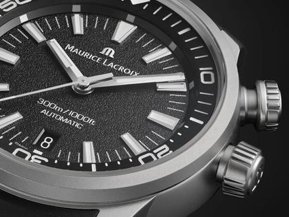 Maurice Lacroix Pontos S Diver Automatik Edelstahl 42mm schwarzes Zifferblatt schwarzes Kautschukband – Herrenuhren Uhr mit Datum aus Edelstahl und Kautschuk. Das Gehäuse ist rund und silber. Das Kautschuk / Kunststoff / Silikon Armband ist schwarz. Das Zifferblatt ist ein Index in schwarz. – Ansicht 3