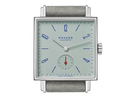 Nomos Glashütte Tetra Petit Four Matcha Handaufzug Edelstahl 29mm grünes Zifferblatt graues Lederband Stahlboden – Damenuhren Uhr ohne Datum aus Edelstahl. Das Gehäuse ist quadratisch und silber. Das Lederarmband ist grau. Das Zifferblatt ist arabisch Index und grün. – Ansicht 5