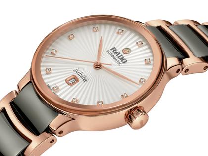 Rado Centrix Diamonds Automatik Edelstahl Roségold-PVD 30,5mm weißes Zifferblatt mit Brillanten Metallband – Damenuhren Uhr mit Datum aus Edelstahl, Keramik und PVD beschichtet. Das Gehäuse ist rund und roségold. Das Keramikarmband ist grau. Das Zifferblatt ist ein Index in weiß. – Ansicht 2