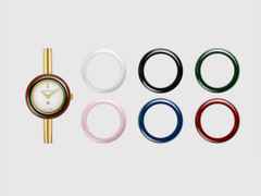 Gucci Play Quarz Edelstahl Gelbgold-PVD 28mm weißes Zifferblatt goldfarbene Armspange – Damenuhren Uhr ohne Datum aus Edelstahl, Keramik und PVD beschichtet. Das Gehäuse ist rund und gelbgold. Das Edelstahlarmband ist gelbgold. Das Zifferblatt ist ein Index in weiß. – Ansicht 4