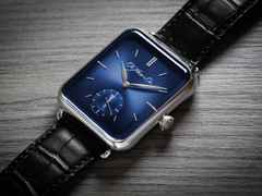 H. Moser & Cie. H. Moser Swiss Alp Watch Small Second Blau Fumé Handaufzug Weißgold 38x44mm blaues Zifferblatt schwarzes Lederband – Herrenuhren Uhr ohne Datum aus 750 Weißgold. Das Gehäuse ist rechteckig und silber. Das Lederarmband Kroko / Alligator ist schwarz. Das Zifferblatt ist ein Index in blau. – Ansicht 4