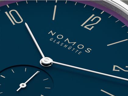 Nomos Glashütte Tangente 38 Datum "175 Years Watchmaking - Nachtgesang" Handaufzug Edelstahl blaues Zifferblatt graues Textilband Glasboden – Herrenuhren Uhr mit Datum aus Edelstahl. Das Gehäuse ist rund und silber. Das Textilarmband ist grau. Das Zifferblatt ist arabisch Index und blau. – Ansicht 5