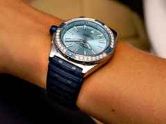 Breitling Super Chronomat Automatic 38 Edelstahl blaues Zifferblatt blaues Kautschukband – Damenuhren Uhr mit Datum aus Edelstahl, Kautschuk und Keramik. Das Gehäuse ist rund und silber. Das Kautschuk / Kunststoff / Silikon Armband ist blau. Das Zifferblatt ist ein Index in blau. – Ansicht 5