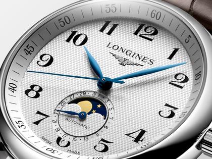 Longines Master Collection Mondphase Automatik Edelstahl 40mm silbernes Zifferblatt braunes Lederband – Herrenuhren Uhr mit Datum aus Edelstahl und Leder. Das Gehäuse ist rund und silber. Das Lederarmband Kroko / Alligator ist braun. Das Zifferblatt ist arabisch und silber. – Ansicht 3
