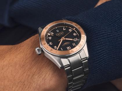 Longines Spirit Zulu Time 1925 Automatik Edelstahl 39mm schwarzes Zifferblatt Metallband – Herrenuhren Uhr mit Datum aus 750 Rotgold und Edelstahl. Das Gehäuse ist rund und silber. Das Edelstahlarmband ist silber. Das Zifferblatt ist arabisch Index und schwarz. – Ansicht 10