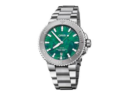 Oris Aquis Date X Bracenet Automatik Edelstahl 43,5mm grünes Zifferblatt Metallband – Herrenuhren Uhr mit Datum aus Edelstahl. Das Gehäuse ist rund und silber. Das Edelstahlarmband ist silber. Das Zifferblatt ist ein Index in grün.