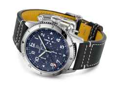 Breitling Super Avi B04 Chronograph GMT 46 Tribute to Vought F4U Corsair Automatik Edelstahl blaues Zifferblatt schwarzes Lederband – Herrenuhren Chronograph aus Edelstahl. Das Gehäuse ist rund und silber. Das Lederarmband ist schwarz. Das Zifferblatt ist arabisch und blau. – Ansicht 3