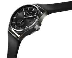 Porsche Design Sport Chrono Subsecond 42 Titan schwarzes Lederband – Herrenuhren Uhr mit Datum aus Titan. Das Gehäuse ist rund und silber. Das Lederarmband ist schwarz. Das Zifferblatt ist ein Index in schwarz. – Ansicht 3
