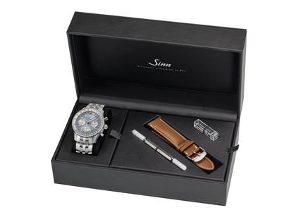 Sinn Spezialuhren 903 St II HB Navigationschronograph Automatik Edelstahl 41mm hellblaues Zifferblatt Metallband und Lederband limitiert – Herrenuhren Chronograph aus Edelstahl und Leder. Das Gehäuse ist rund und silber. Das Edelstahlarmband ist silber. Das Zifferblatt ist arabisch Index und blau. – Ansicht 13