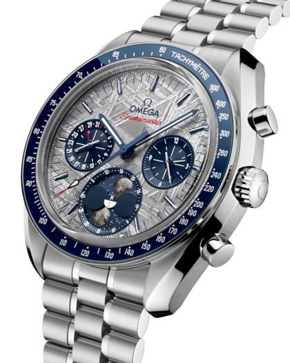 Omega Speedmaster Mondphase Chronograph Handaufzug Edelstahl 43mm graues Zifferblatt Metallband – Herrenuhren Chronograph aus Edelstahl und Titan. Das Gehäuse ist rund und silber. Das Edelstahlarmband ist silber. Das Zifferblatt ist ein Index in grau. – Ansicht 4