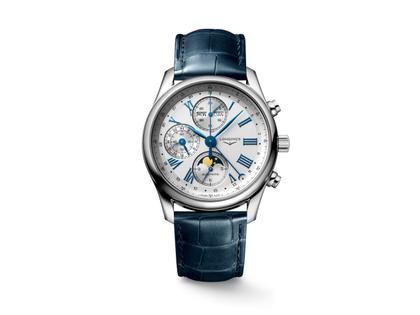 Longines Master Collection Chronograph Mondphase Automatik Edelstahl 40mm silbernes Zifferblatt blaues Lederband – Herrenuhren Chronograph aus Edelstahl und Leder. Das Gehäuse ist rund und silber. Das Lederarmband Kroko / Alligator ist blau. Das Zifferblatt ist römisch und silber.