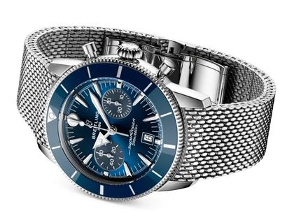 Breitling Superocean Heritage B01 Chronograph Automatik Edelstahl 42mm blaues Zifferblatt Metallband – Herrenuhren Chronograph aus 750 Rotgold, Edelstahl und Keramik. Das Gehäuse ist rund und silber. Das Edelstahlarmband ist silber. Das Zifferblatt ist ein Index in blau. – Ansicht 4