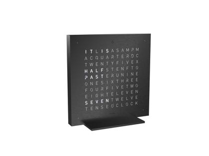 Qlocktwo Earth 13.5 Metal Collection Deep Black mit schwarzem Aluminiumgehäuse englisch – Großuhren Tischuhr aus Aluminium. Das Gehäuse ist quadratisch und schwarz. Das Zifferblatt ist digital und schwarz.