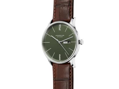 Sternglas Berlin Quarz Edelstahl 38mm grünes Zifferblatt braunes Lederband – Herrenuhren Uhr mit Datum aus Edelstahl und Leder. Das Gehäuse ist rund und silber. Das Lederarmband ist braun. Das Zifferblatt ist arabisch Index und grün. – Ansicht 2