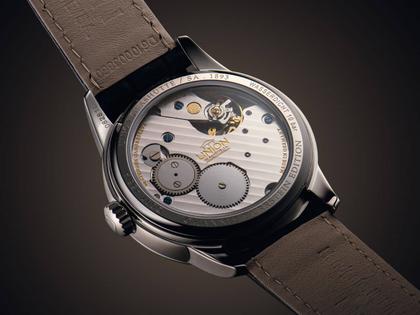 Union Glashütte 1893 Johannes Dürrstein Edition Gangreserve Handaufzug Edelstahl 41mm graues Zifferblatt blaues Lederband – Herrenuhren Uhr mit Datum aus Edelstahl und Leder. Das Gehäuse ist rund und silber. Das Lederarmband ist blau. Das Zifferblatt ist arabisch und grau. – Ansicht 6