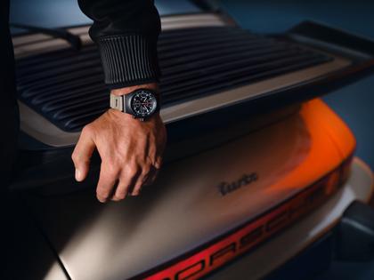 Porsche Design Chronograph 1 - 50 Jahre 911 Turbo Edition Automatik Titan 40mm schwarzes Zifferblatt Metallband und Textilband limitiert – Herrenuhren Chronograph aus Titan und Titancarbid beschichtet. Das Gehäuse ist rund und schwarz. Das Titanarmband ist schwarz. Das Zifferblatt ist arabisch Index und schwarz. – Ansicht 11