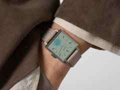 Nomos Glashütte Tetra Origins Salvia Handaufzug Edelstahl 29,5mm grünes Zifferblatt graues Lederband Glasboden – Damenuhren Uhr ohne Datum aus Edelstahl und Leder. Das Gehäuse ist quadratisch und silber. Das Lederarmband ist grau. Das Zifferblatt ist arabisch Index und grün. – Ansicht 9