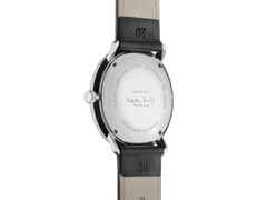 Junghans Max Bill Kleine Automatic Edelstahl 34mm silbernes Zifferblatt schwarzes Lederband – Damenuhren Uhr mit Datum aus Edelstahl. Das Gehäuse ist rund und silber. Das Lederarmband ist schwarz. Das Zifferblatt ist ein Index in silber. – Ansicht 2